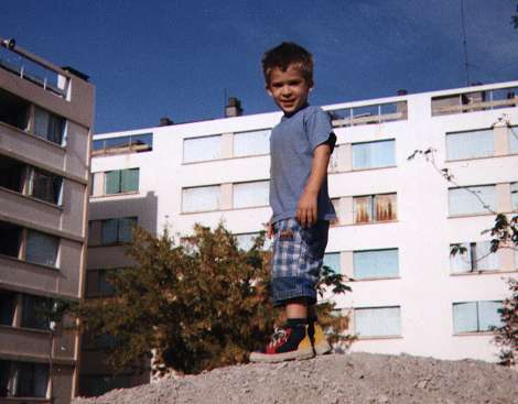 (Nicolas sur son tas de sable)